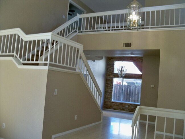 Foto del edificio - Spacious Two Story Near Johansen High School