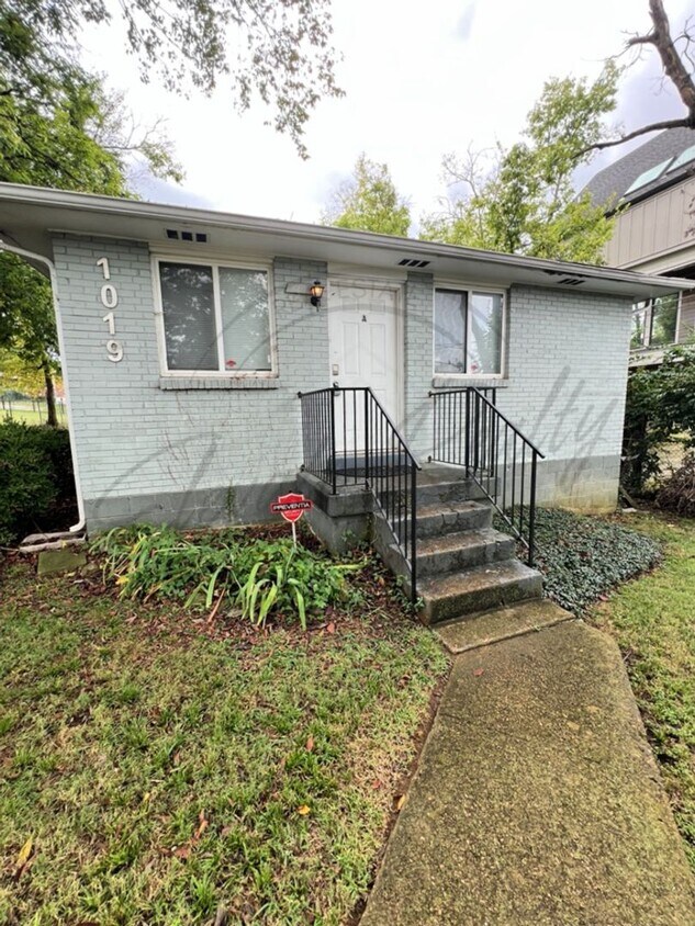 Foto principal - Furnished, Ranch Style Two Bedroom in the ...