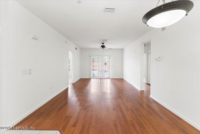 Foto del edificio - 8215 Green Parrot Rd