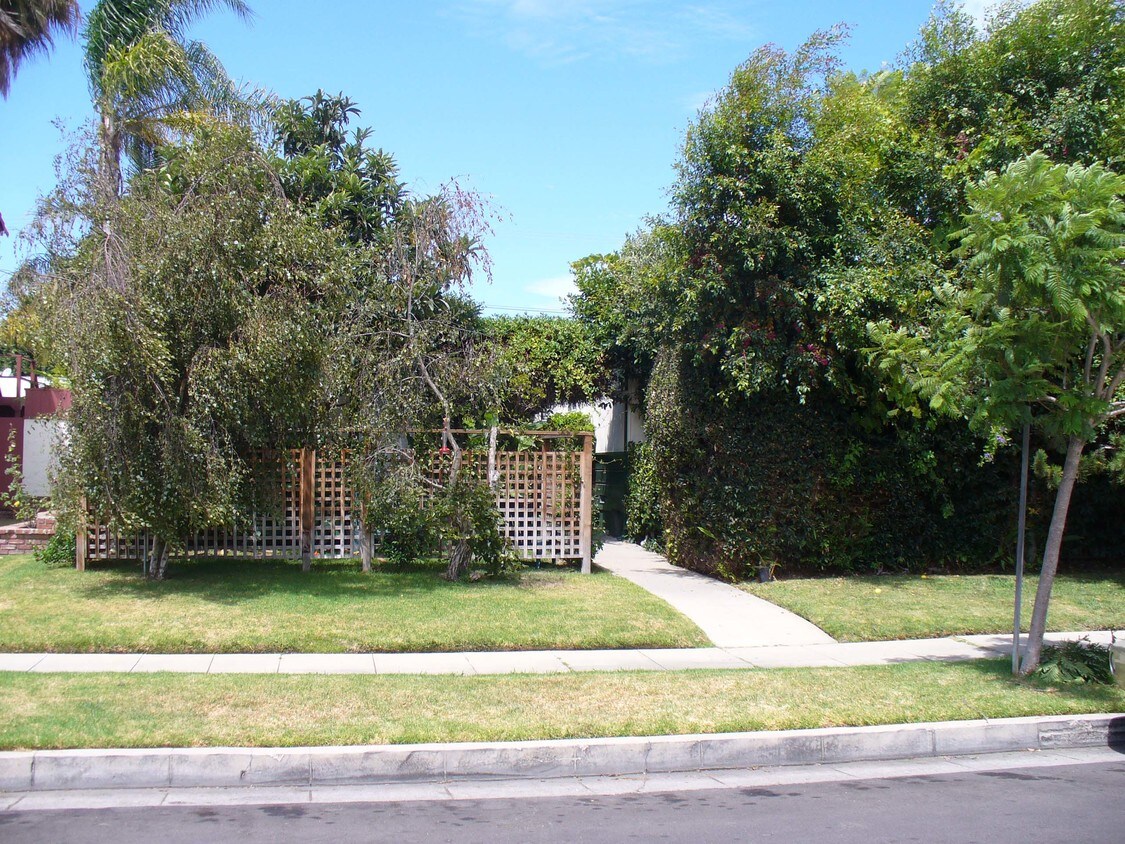 Foto principal - 10581 Ayres Ave
