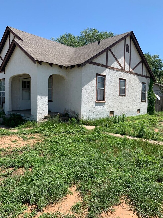 Building Photo - 1101 Hinkle, Clovis NM