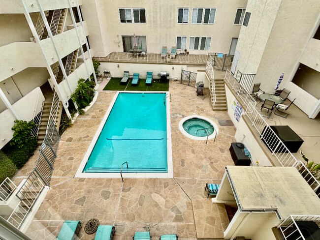 Foto del edificio - 17440 Burbank Blvd