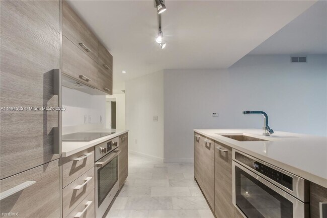 Foto del edificio - 3 br, 3.5 bath Condo - 650 NE 32nd St Unit...