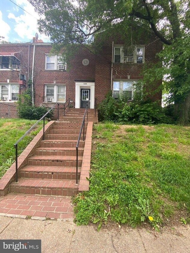 Primary Photo - 2801 Q St SE