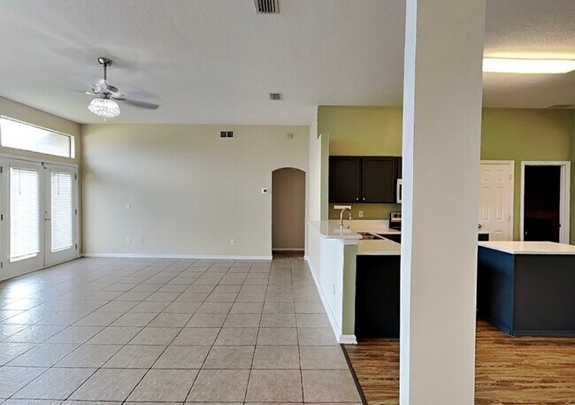 Foto del edificio - 664 Lady Lake Rd W