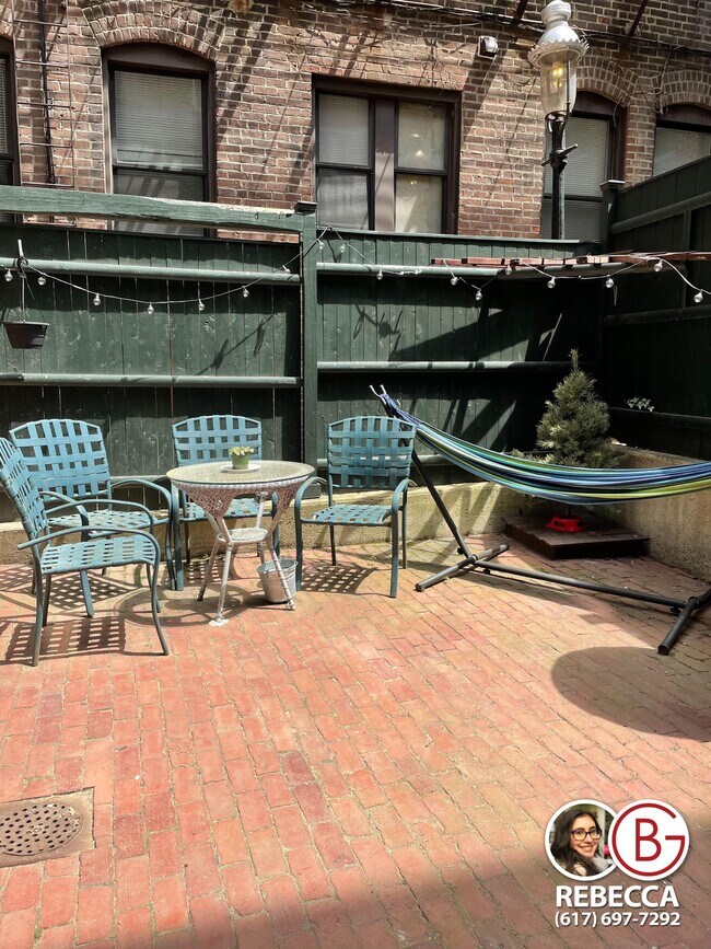 Private patio - 28 Phillips St