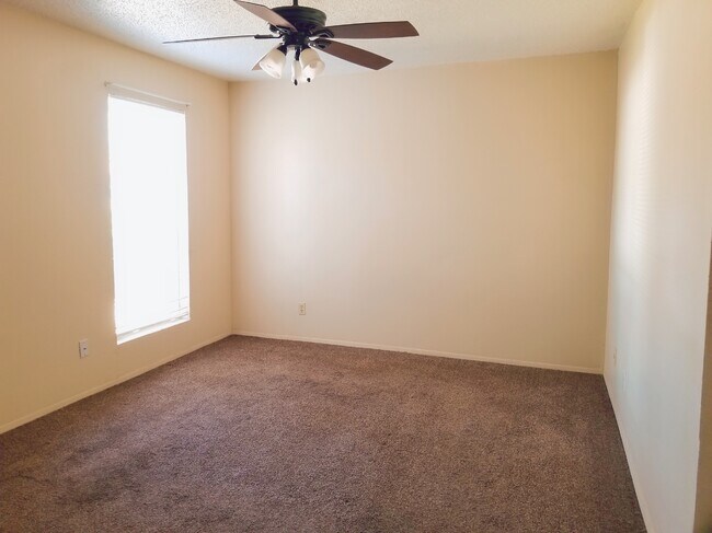 master bed room with brand new carpe and ceiling fun - 1007 Fieldwood Dr