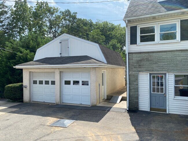 Building Photo - 4040 E Newport Rd