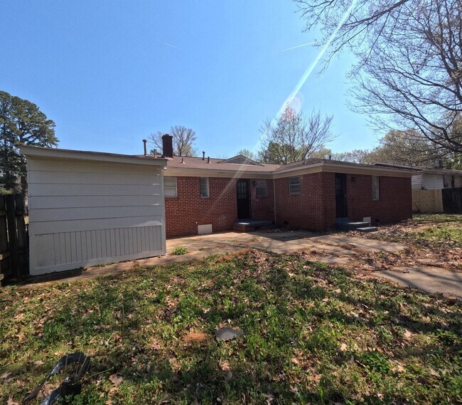 Building Photo - Large 4 bed 2.5 Bath Home