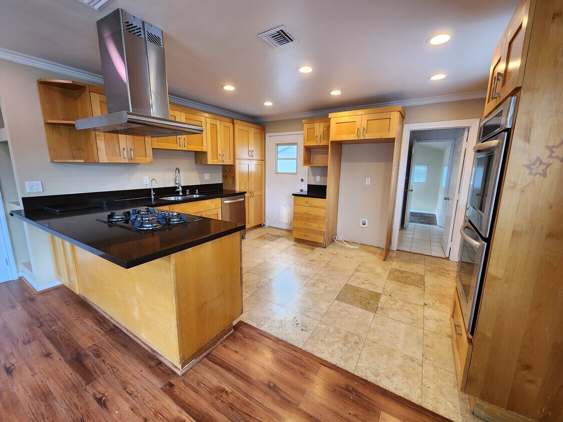 Primary Photo - 15944 Valerio St