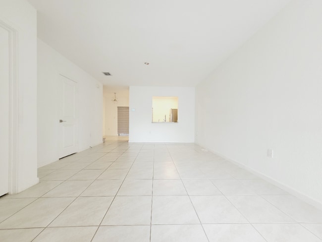 Building Photo - 541 NE 4th Ln