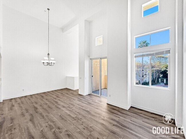 Foto del edificio - Beautiful 3BD/3BA W/ A/C, Attached Garage, and Community Pool in Kearny Mesa!