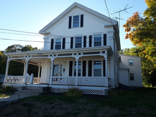 Building Photo - 2 Bedroom townhouse style apartment