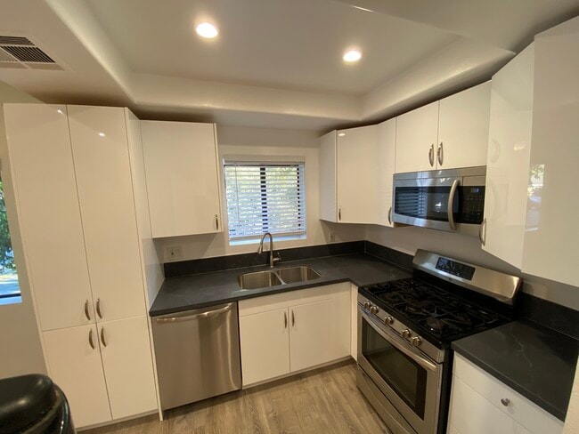 Cocina - 7515 Winnetka Ave
