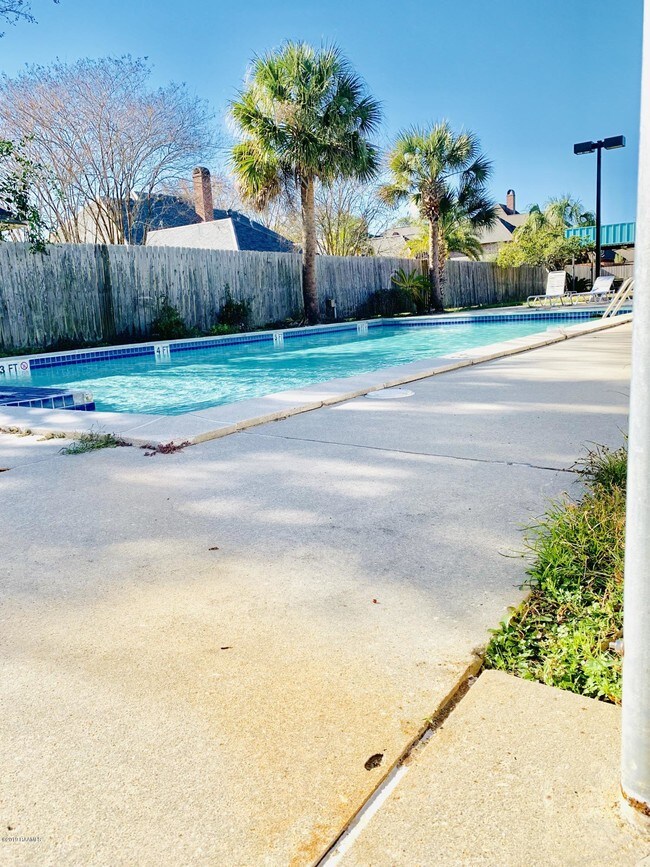 Foto del edificio - 416 Doucet Rd