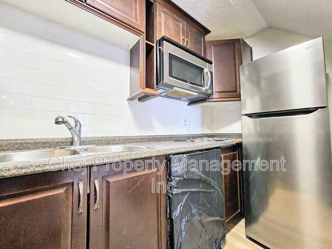 Building Photo - 10502-10100 100 Ave