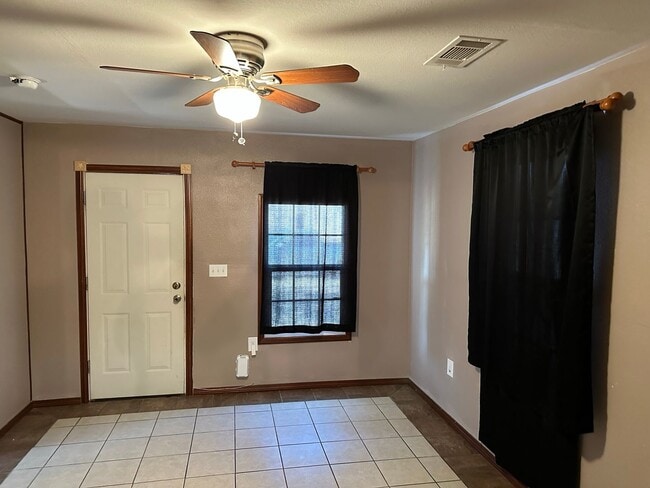 Building Photo - 2 Bed 1 Bath Home