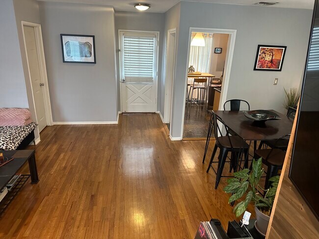Foto del edificio - 8956 Swinton Ave