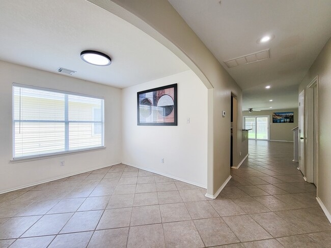 Foto del edificio - 2131 Cold River Dr