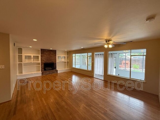 Building Photo - 1537 Maplewood Dr