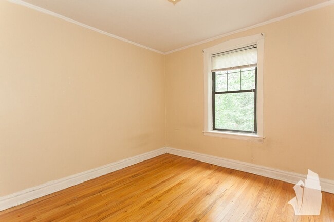 Building Photo - 1941 W Winnemac Ave