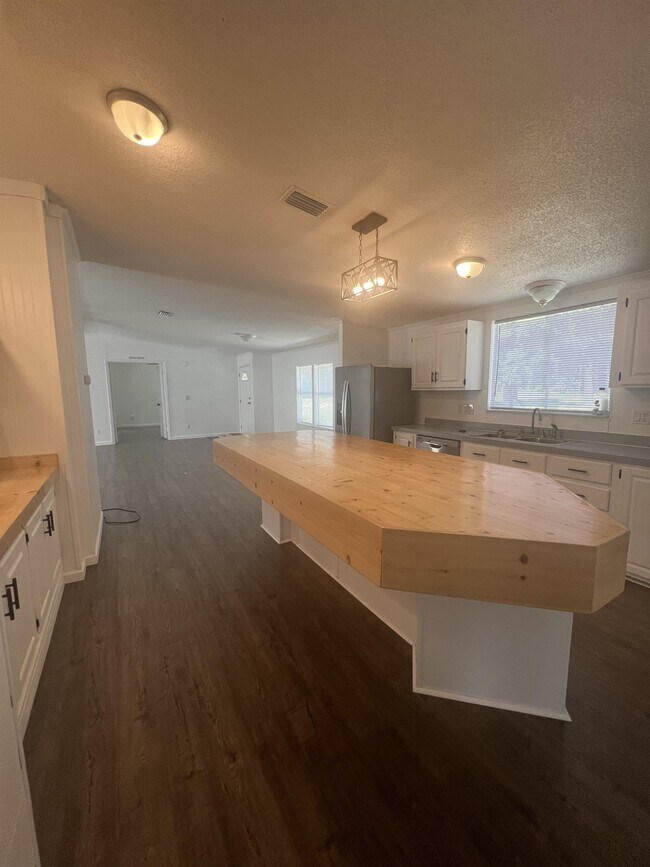 Building Photo - 178 White Oak Dr