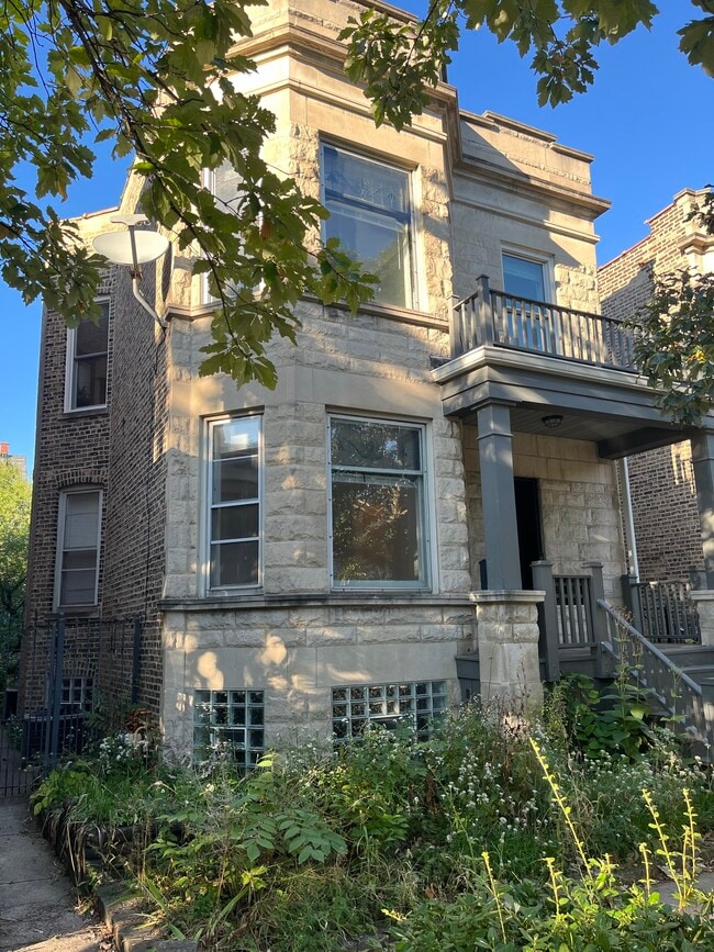 Building Photo - 1924 W Wilson Ave