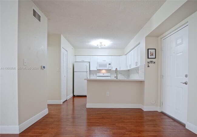 Foto del edificio - 4360 NW 107th Ave