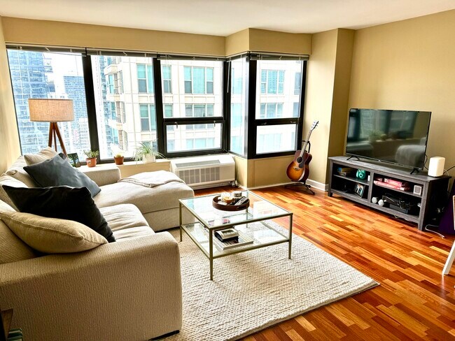 Foto del edificio - 30 E Huron St