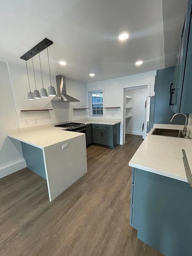 Building Photo - Newly renovated 2-BR/1.5BA apartment