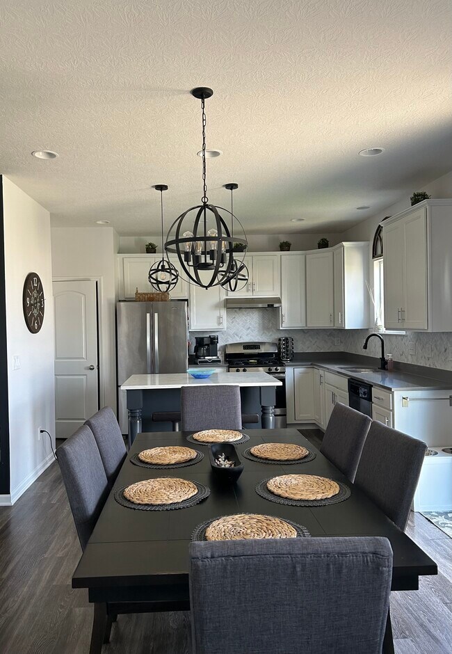 Foto del edificio - 221 Cloverhill Dr