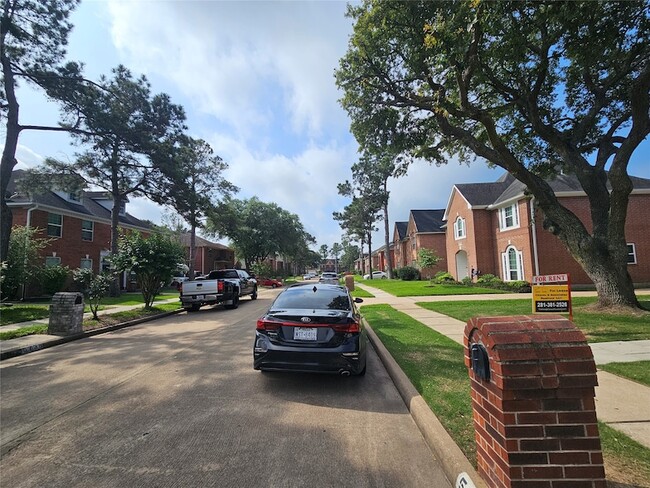 Foto del edificio - 5739 Henniker Dr