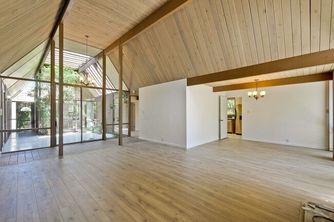 Building Photo - Classic 4+ Bed, 2 Bath Atrium Eichler in P...