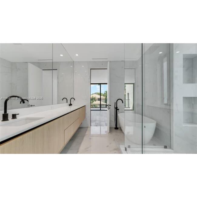 Foto del edificio - 345 W 46th St