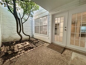 Building Photo - 2456 Country Club Dr