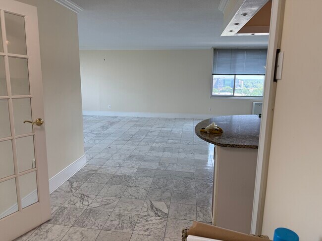 Entrada al salón y comedor - 11801 Rockville Pike