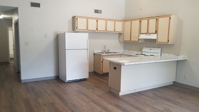 Building Photo - Check Out This 2 bedroom/1 bathroom Duplex!