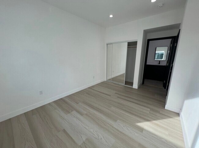Foto del edificio - 4900 Lennox Blvd