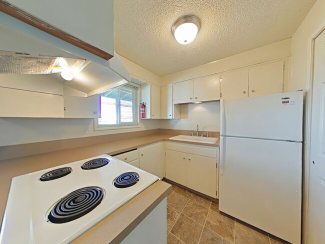 Building Photo - 2 Bedroom Apartment ~ Philomath ~ Small Pe...