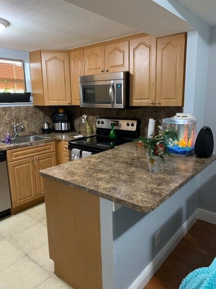 Foto del edificio - 8290 Lake Dr