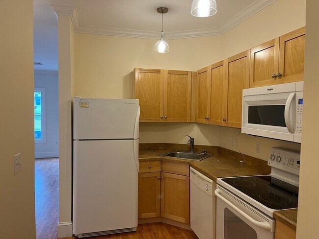 Building Photo - 426 Mt Hope St