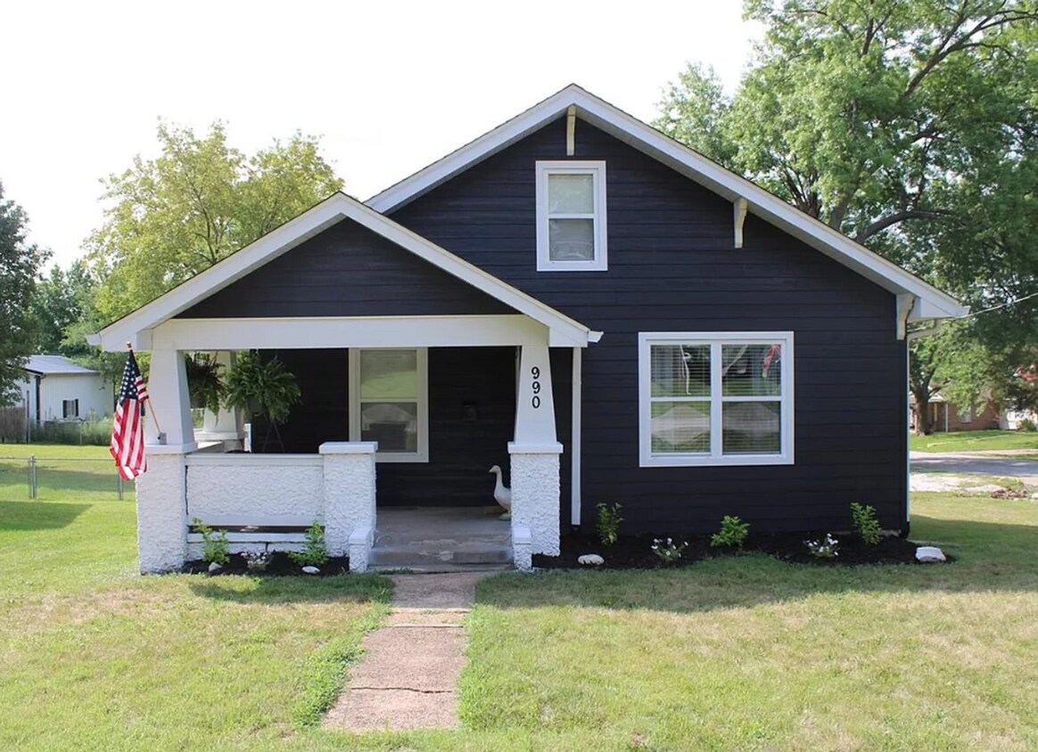 Foto principal - 2 Bed 1 Bath in Troy City Limits