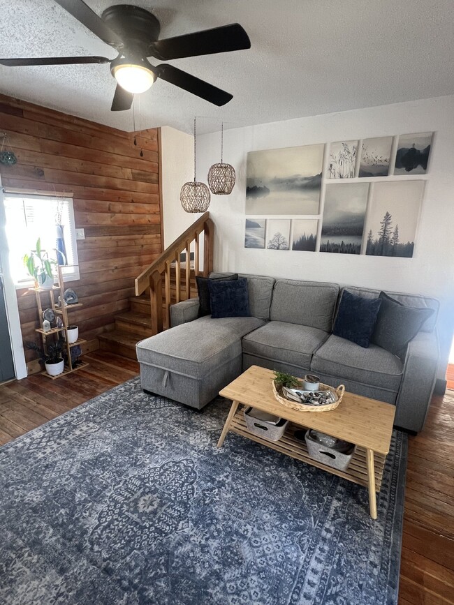 Foto del edificio - Adorable 1.5 bd/1ba Cabin In Downtown Ever...