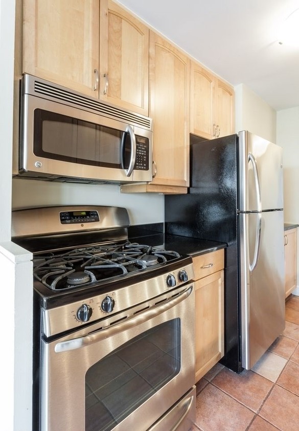 Building Photo - NO FEE 1 bed in doorman bldg