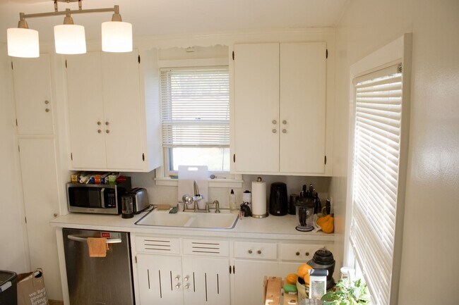 Foto del edificio - **Lake Nokomis Beauty! 3 Bed 1 Bath!**