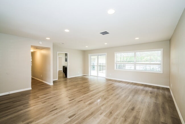 Foto del edificio - 4813 Bay Crest Dr