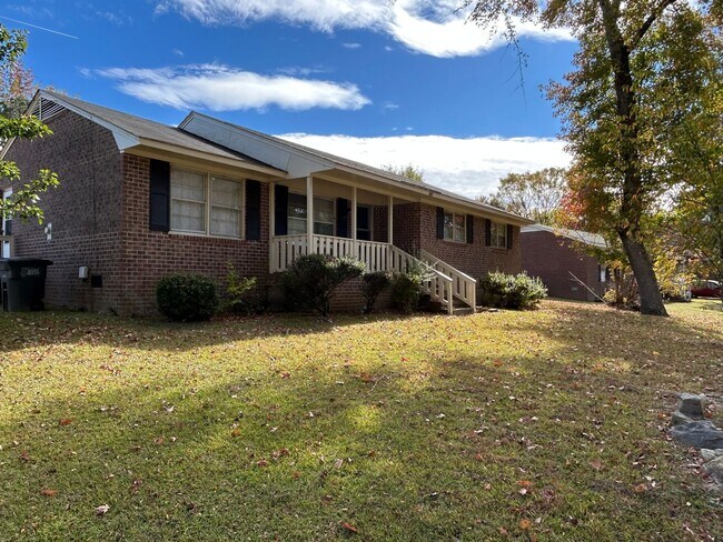 Foto del edificio - Spacious Updated 3 Bedroom 2 Bath House for Rent