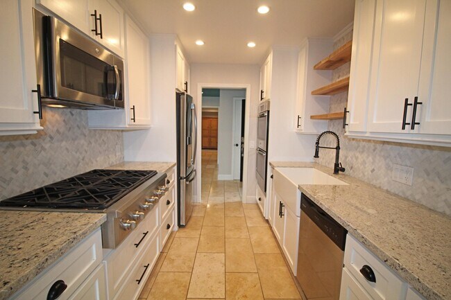 Foto del edificio - 131 Beverly Dr