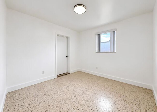 Foto del edificio - 212 Northwest Blvd