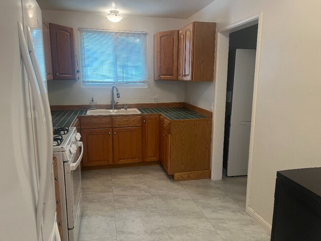 Building Photo - 502 Bryan Ave